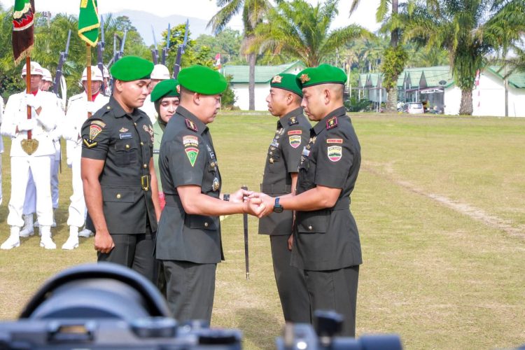 Lepas Sambut Danyonif 122/TS, Wali Kota Wesly Diwakili Sekda Junaedi Beri Cenderamata Miniatur Rumah Adat Simalungun