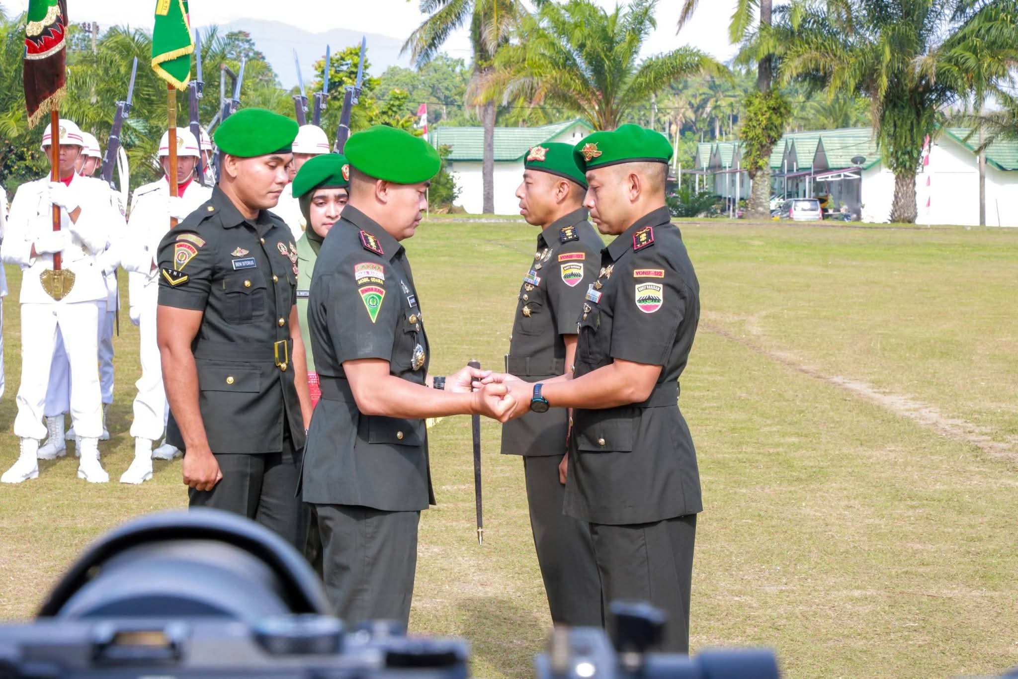 Lepas Sambut Danyonif 122/TS, Wali Kota Wesly Diwakili Sekda Junaedi Beri Cenderamata Miniatur Rumah Adat Simalungun