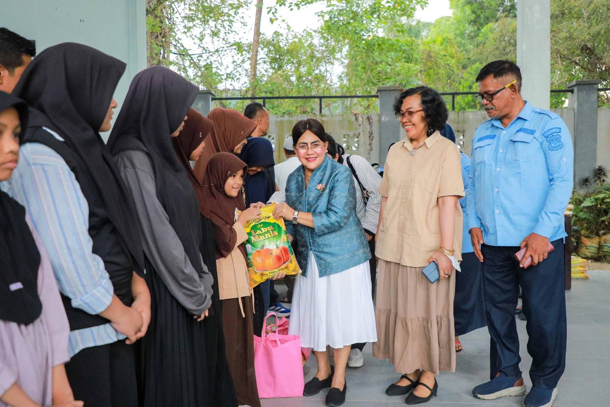 Ketua TP PKK Ny Liswati Berikan Tali Asih kepada Anak Yatim di Acara Punggahan Dishub Pematangsiantar