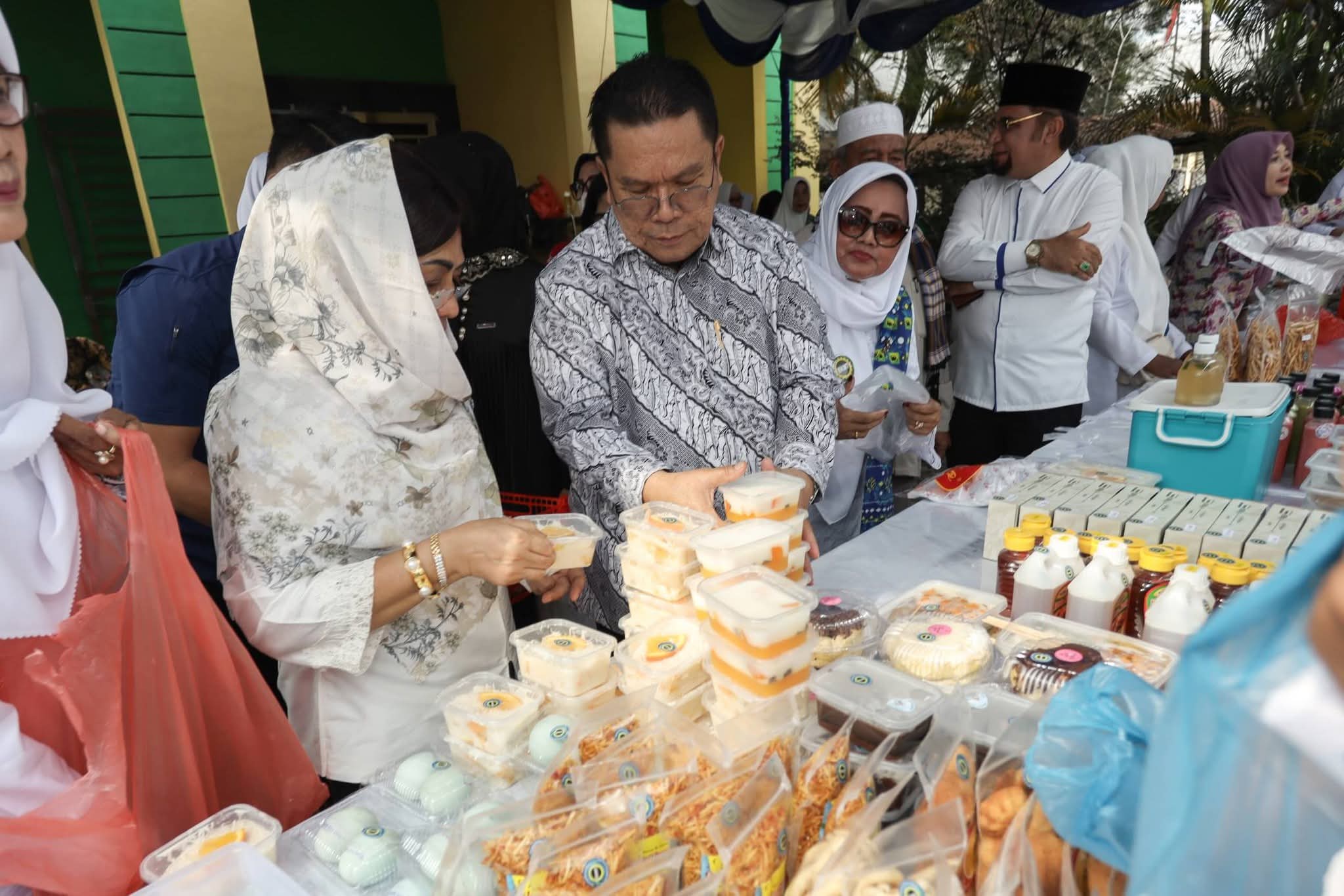 Wali Kota Wesly dan Ketua TP PKK Ny Liswati Borong Produk di Warung Ramadhan BKMT
