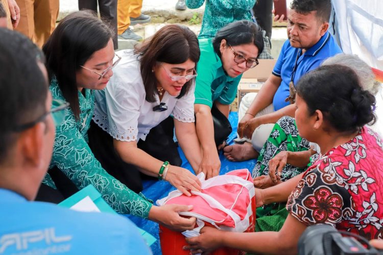 Ketua TP PKK Ny Liswati Serahkan Bantuan kepada Korban Kebakaran di Jalan Bahkora Bawah