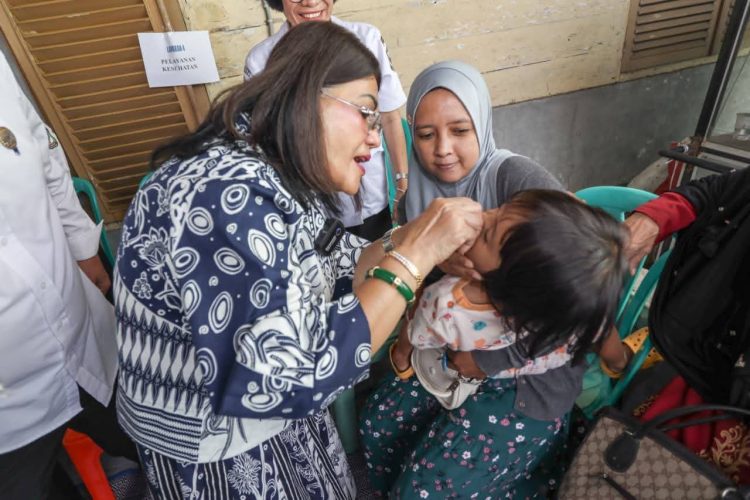 Ketua TP PKK Ny Liswati Kunjungi Dua Posyandu