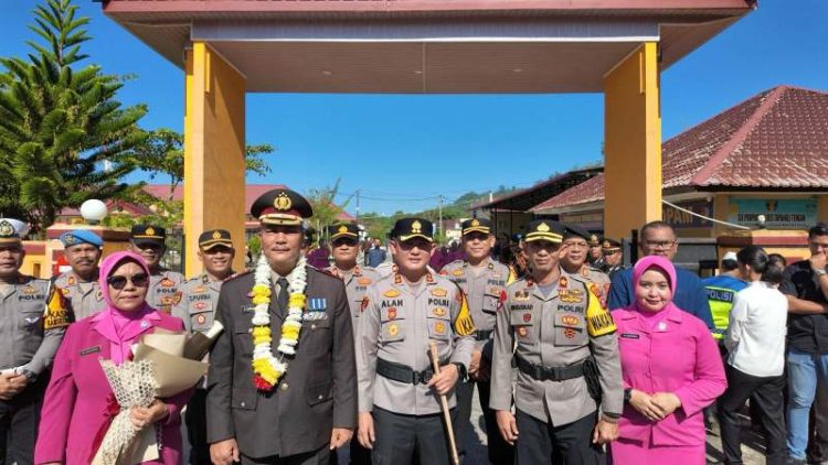 Tradisi Pedang Pora Warnai Purna Bhakti Kompol Sargatua Siregar di Polres Tapteng