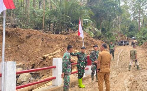 Sekdes Masundung Sambut Kunjungan Danrem 023/Kawal Samudera di Jembatan Armco Desa Masundung