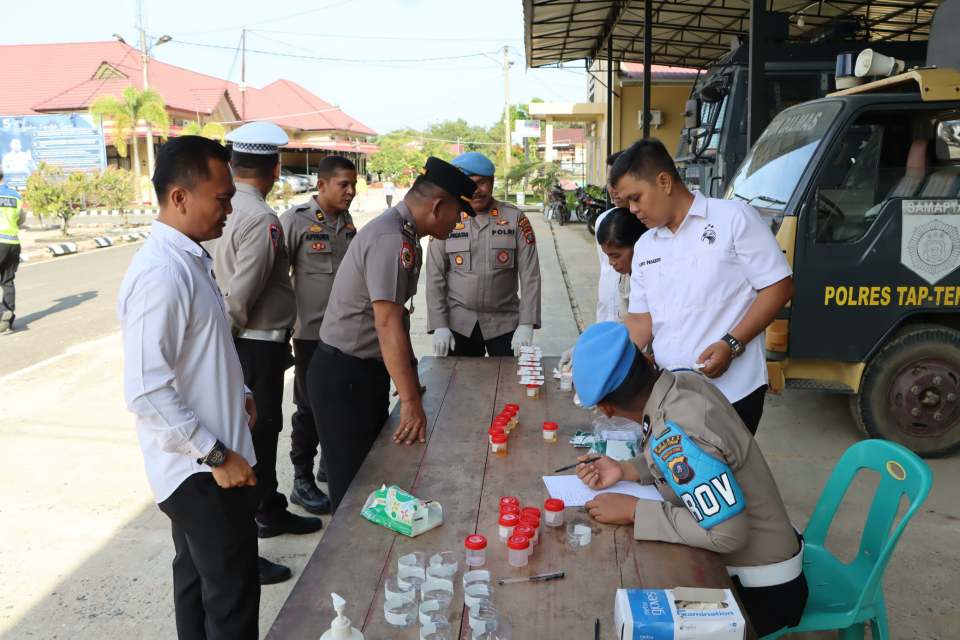 Bersih dari Narkoba Polres Tapteng Mendadak Tes Urine Usai Apel Pagi