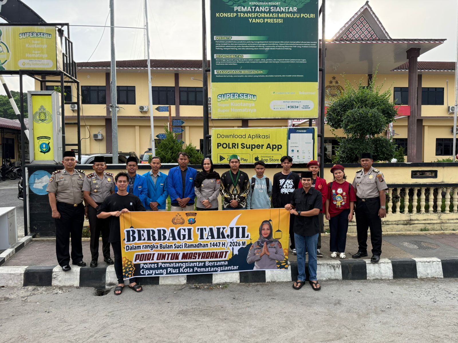 Polres Pematangsiantar dan Mahasiswa Cipayung Plus Bagikan Takjil untuk Masyarakat