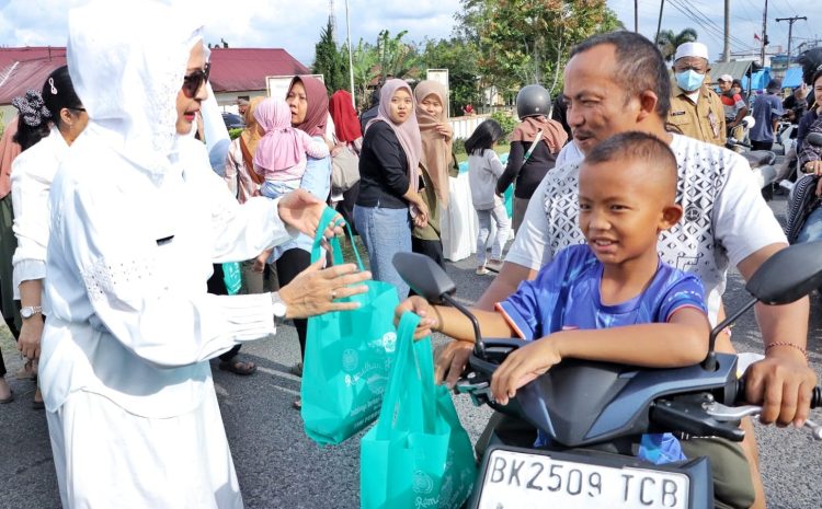 Wujudkan Semangat Kebersamaan di Bulan Ramadhan 1447 H, TP PKK & DWP Kabupaten Simalungun Berbagi Takjil