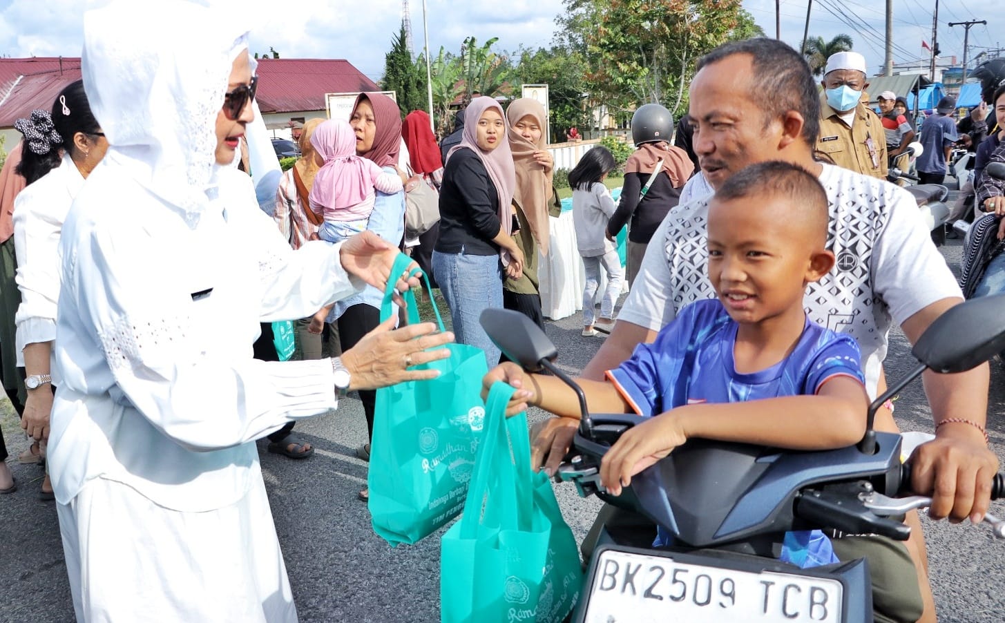 Wujudkan Semangat Kebersamaan di Bulan Ramadhan 1447 H, TP PKK & DWP Kabupaten Simalungun Berbagi Takjil