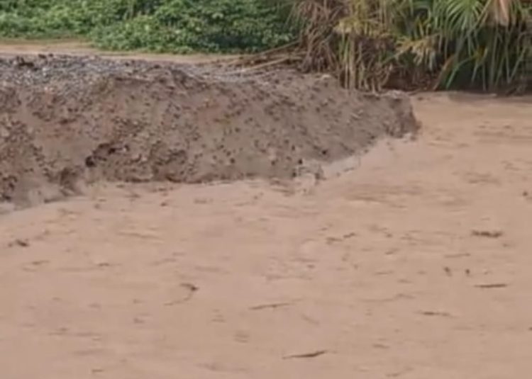Tanggul Pasir Hanyut Diterjang Banjir Warga Hutanabolon Sindir Kinerja Masinton
