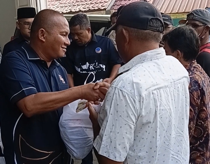 Ramadhan Penuh Berkah NasDem Tapteng Bantu Abang Becak