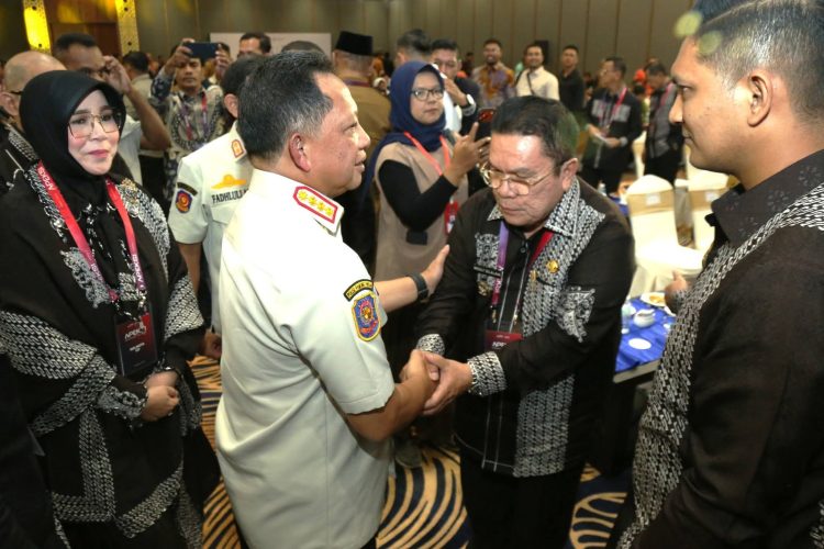 Wali Kota Wesly Serahkan Surat Pernyataan Kesediaan Hibah Rp25 M dari TKD untuk Kabupaten Bener Meriah