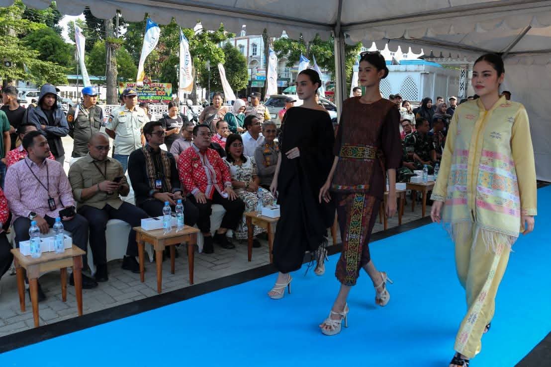 Wali Kota Wesly dan Ketua Dekranasda Ny Liswati Saksikan Fashion Show Wastra ‘Etnika Moderna’, Rangkaian Kegiatan Hari Jadi Kota Pematangsiantar