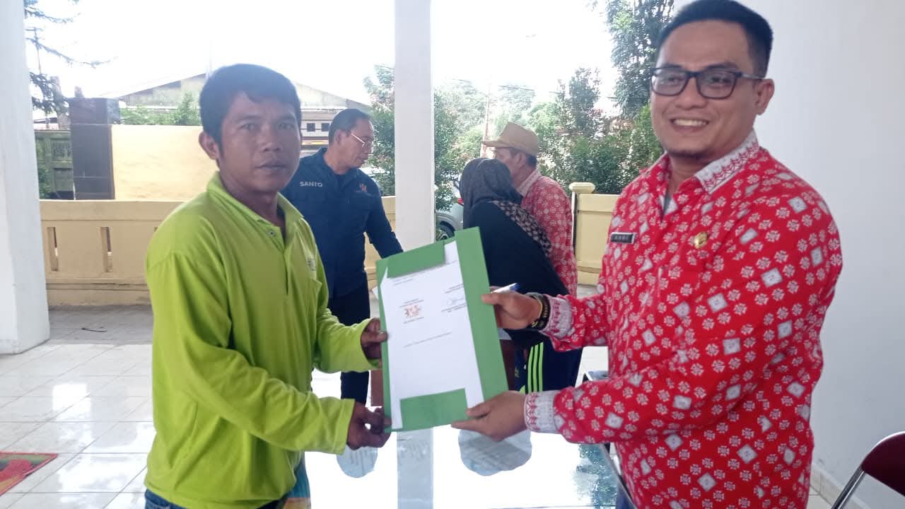 Dinas Lingkungan Hidup Pematangsiantar Serahkan Kontrak Kerja ke Supir, Kernet, dan Petugas Lapangan