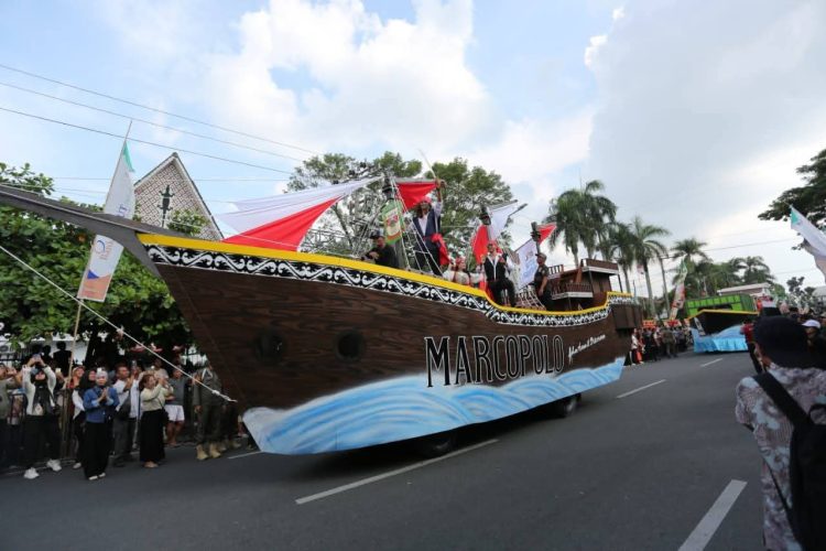 Karnaval Hari Jadi ke-155 Kota Pematangsiantar, Wali Kota Wesly dan Forkopimda Saksikan Berbagai Penampilan