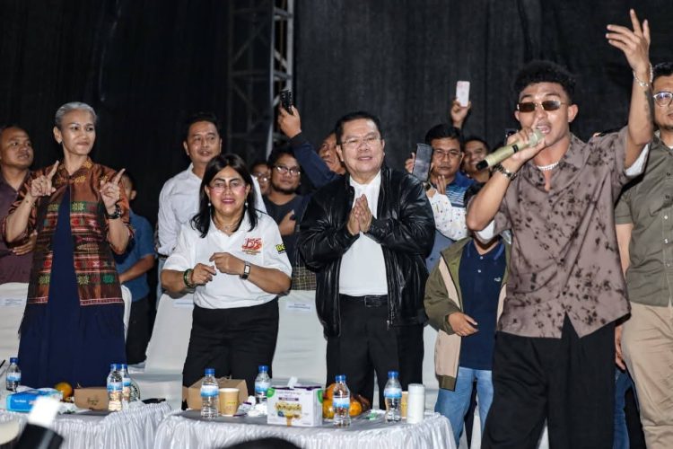 Wali Kota Wesly Bersama Ribuan Masyarakat Saksikan Puncak Konser Hari Jadi ke-155 Kota Pematangsiantar