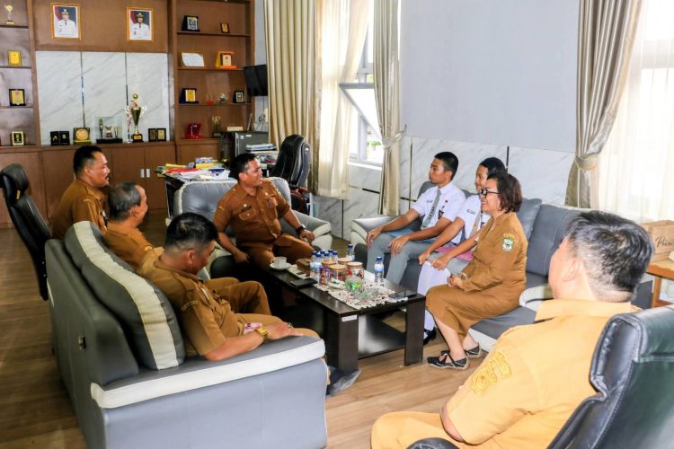 Wali Kota Wesly Diwakili Sekda Junaedi Berangkatkan Dua Pelajar Ikuti Seleksi Paskibraka Tingkat Sumut