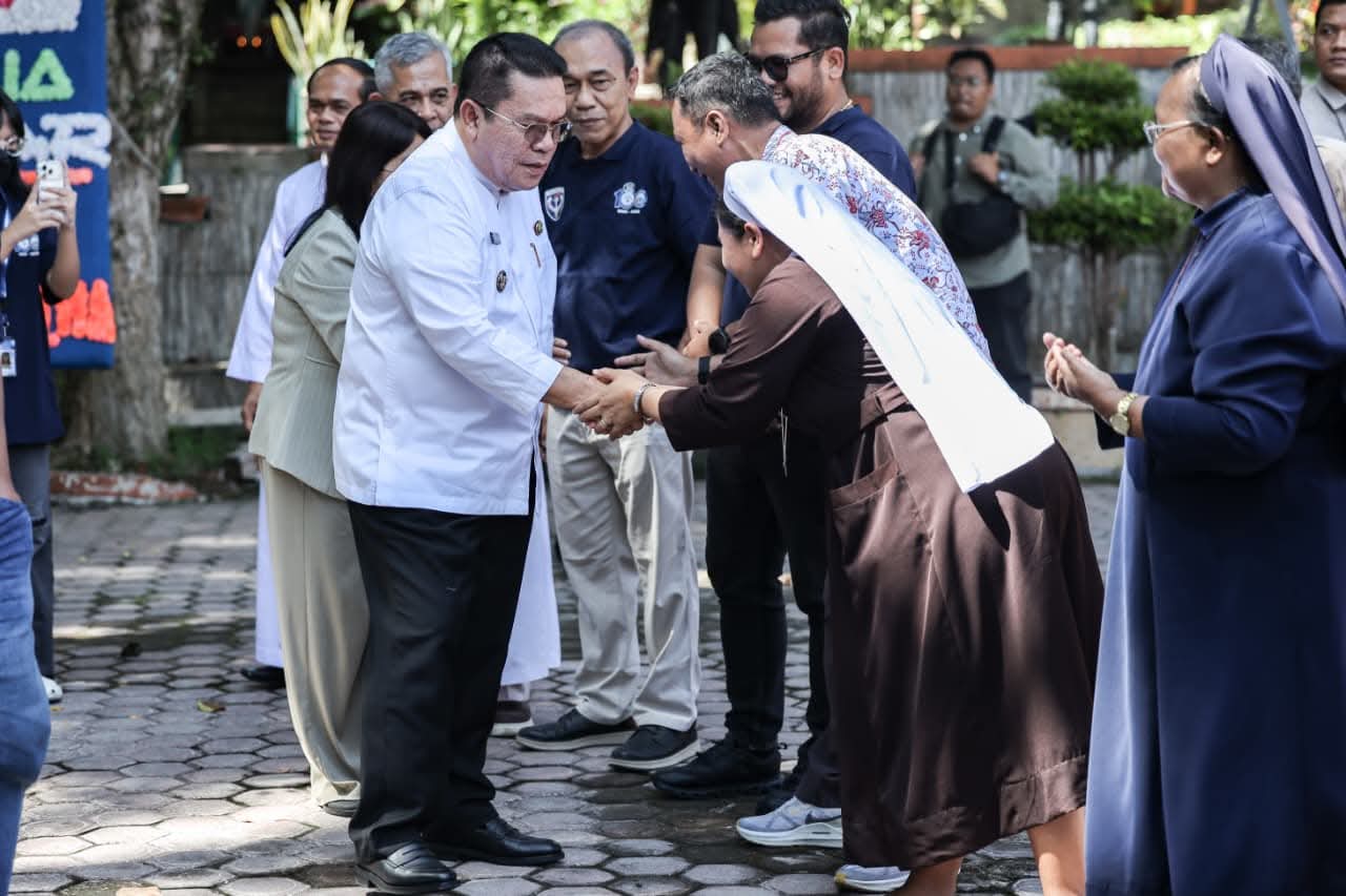 Wali Kota Wesly Apresiasi Baksos Alumni SMA Budi Mulia sekaligus Jubileum 100 Tahun Kongregasi Bruder Budi Mulia Pematangsiantar
