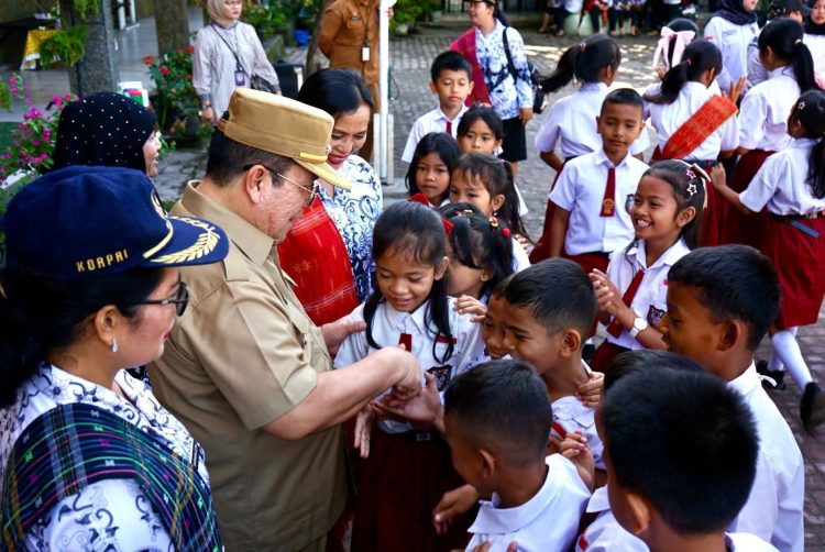 Wali Kota Wesly Pembina Upacara di Sekolahnya, SDN 122353 Jalan Sisingamangaraja