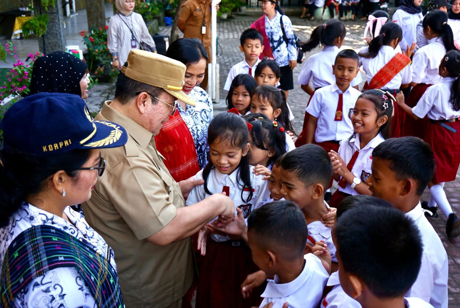 Wali Kota Wesly Pembina Upacara di Sekolahnya, SDN 122353 Jalan Sisingamangaraja