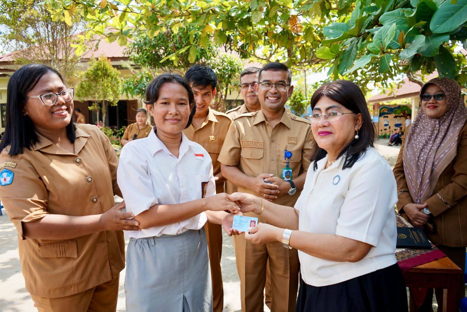 Ketua TP PKK Ny Liswati Serahkan KTP Elektronik dan KIA kepada Murid SLB Negeri Pematangsiantar