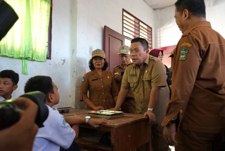 Wali Kota Wesly Pembina Upacara di UPTD SMPN 4 Pematangsiantar, Sekaligus Monitoring Program MBG