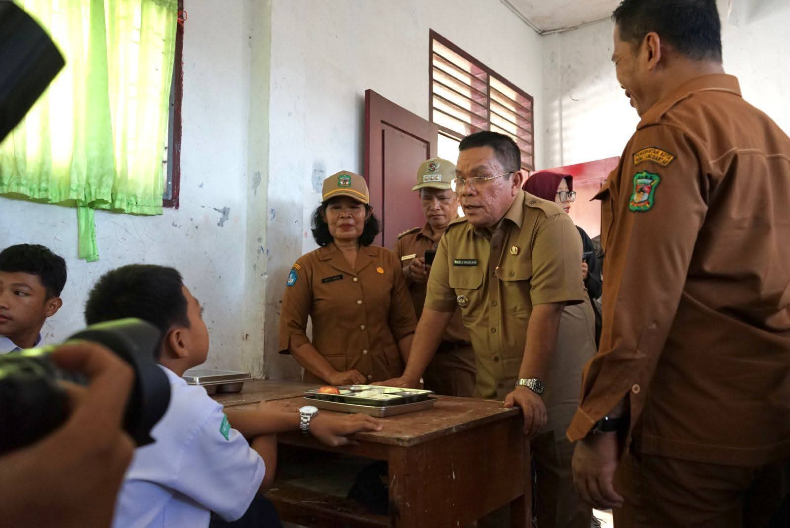 Wali Kota Wesly Pembina Upacara di UPTD SMPN 4 Pematangsiantar, Sekaligus Monitoring Program MBG