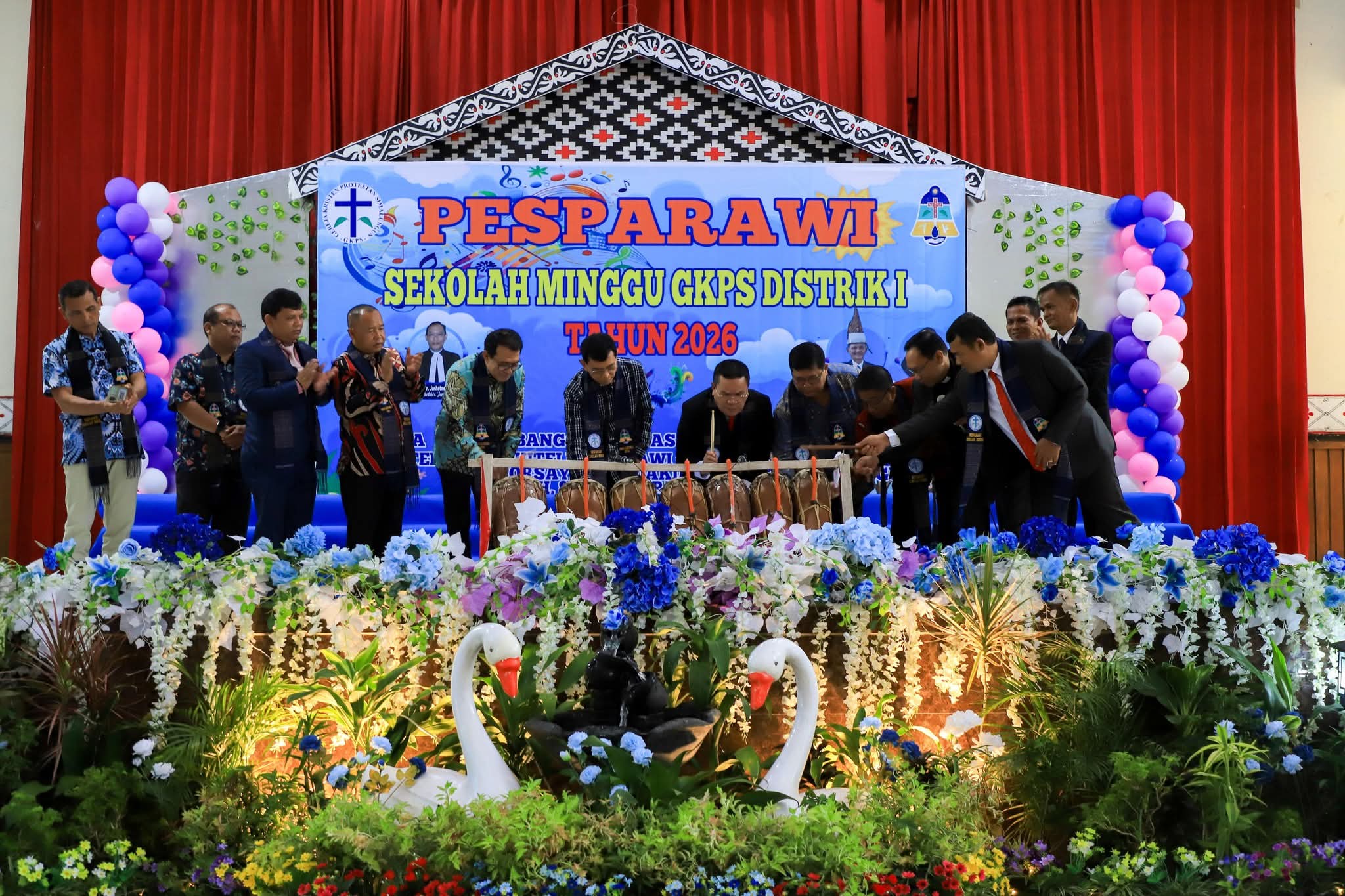 Wali Kota Wesly Tabuh Gonrang Simalungun Tanda Dibukanya Festival Pesparawi GKPS Distrik I