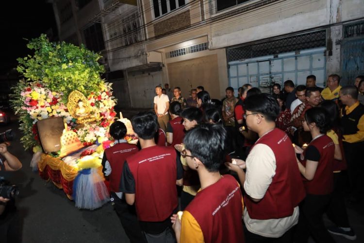 Wali Kota Wesly Buka Ritual Pradaksina Peringati Hari Raya Waisak