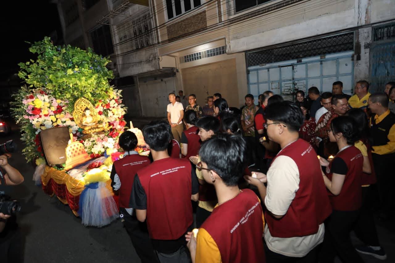 Wali Kota Wesly Buka Ritual Pradaksina Peringati Hari Raya Waisak