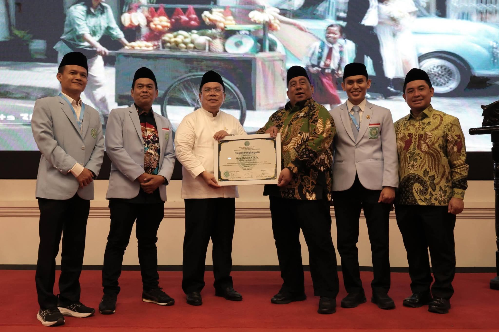 Wali Kota Wesly Terima Penghargaan BKPRMI: Peduli Anak Yatim dan Pemuda Masjid