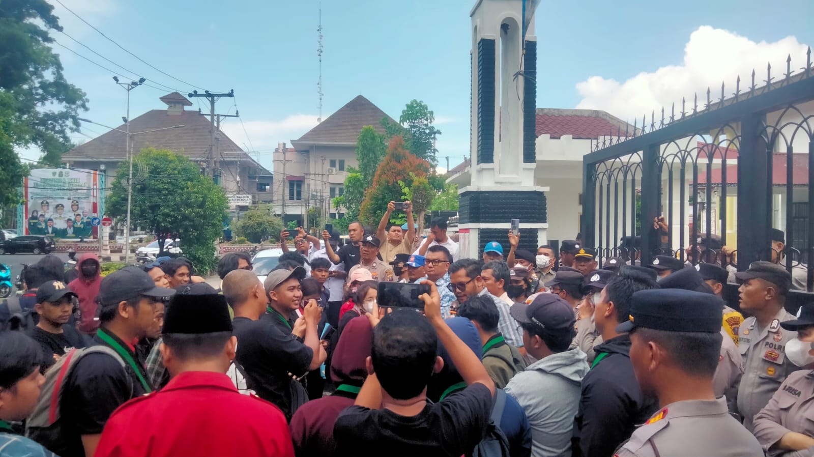 Massa Tuntut Pemakzulan Walikota Siantar, Anggota DPRD Erwin Siahaan: Tuntutan Akan Disampaikan ke Pimpinan