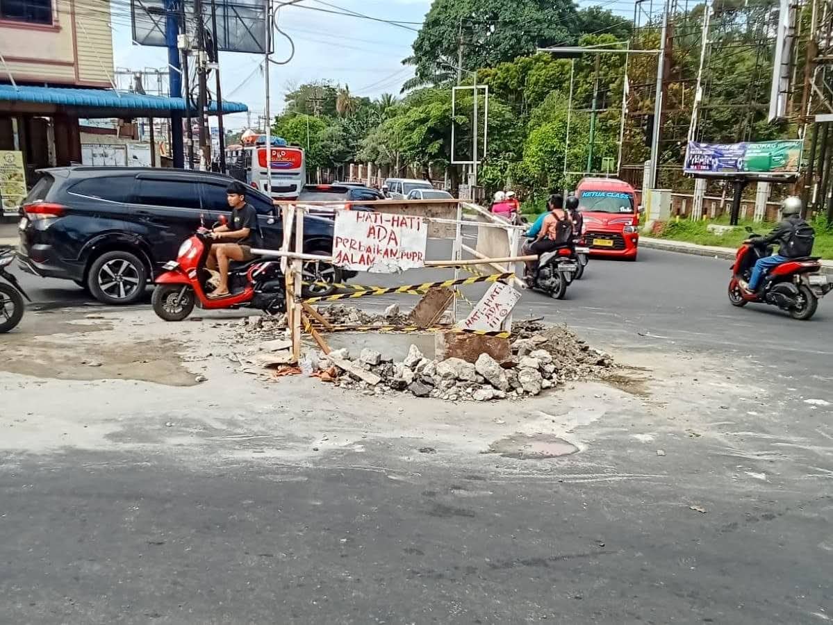 Pemko Pematangsiantar Perbaiki Jalan Berlubang di Simpang Jalan S Parman dan Jalan Sangnaualuh