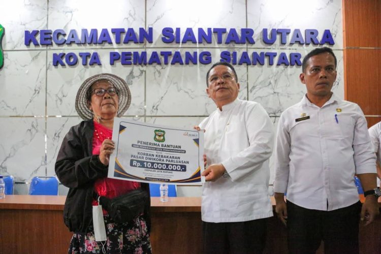 Wali Kota Wesly Serahkan Bantuan kepada Pedagang Terdampak Kebakaran Pasar Dwikora