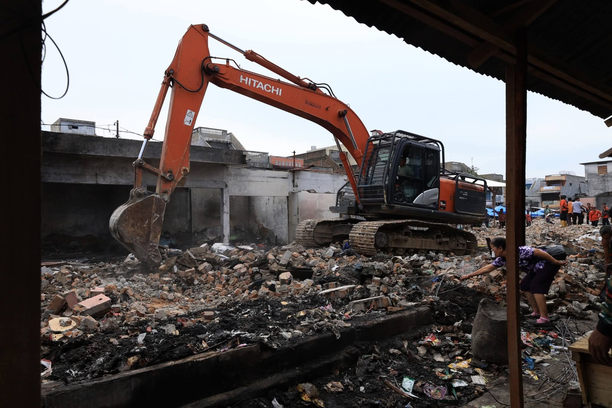 Pemko Pematangsiantar Kerahkan Alat Berat Robohkan Bangunan dan Bersihkan Puing-puing Kebakaran di Pasar Dwikora