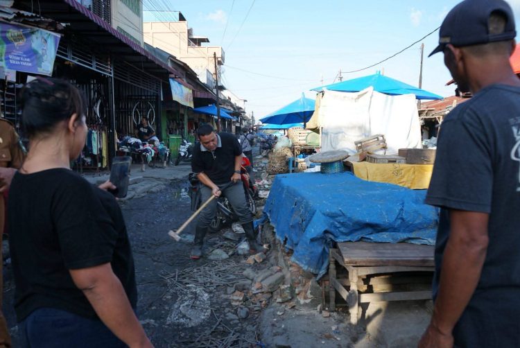 Bangunan Semi Permanen Milik Pedagang di Pasar Dwikora Dibongkar