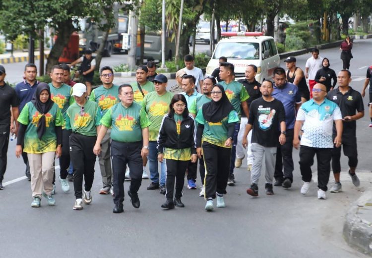 Wali Kota Wesly Jalan Santai dan Senam Sehat di Festival Rakyat Nobar Bola Gembira