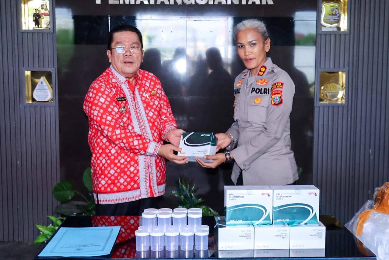Wali Kota Wesly Serahkan 1.000 Alat Tes Urine ke Polres Pematangsiantar