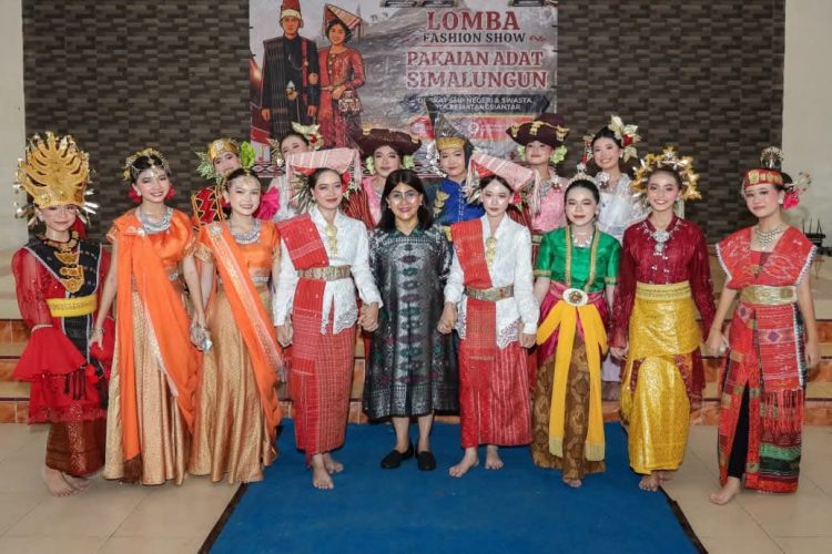 Ketua Dekranasda Ny Liswati Buka Lomba Fashion Show Pakaian Adat Simalungun Tingkat SMP, Ajak Peserta Tampil Percaya Diri