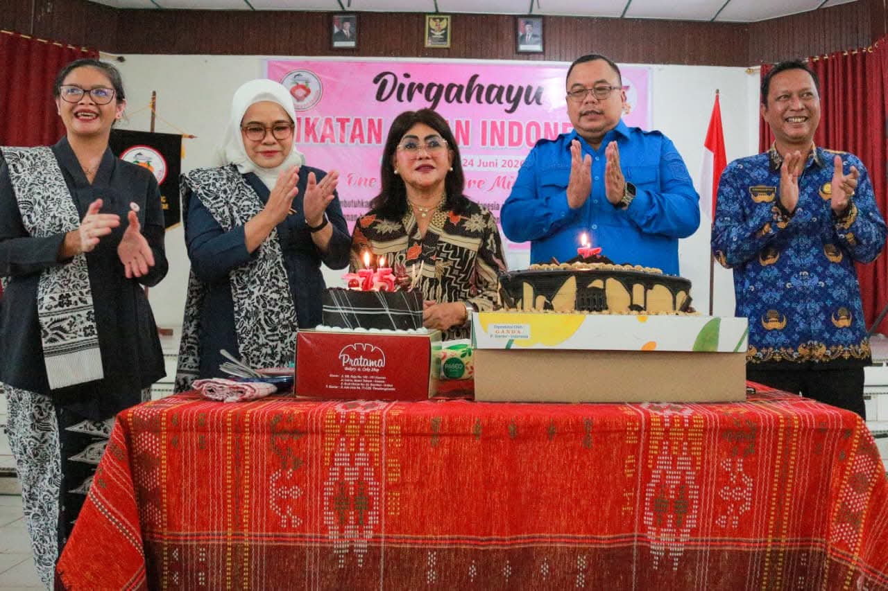 Ketua TP PKK Ny Liswati Bersama Para Bidan Rayakan HUT ke-75 IBI