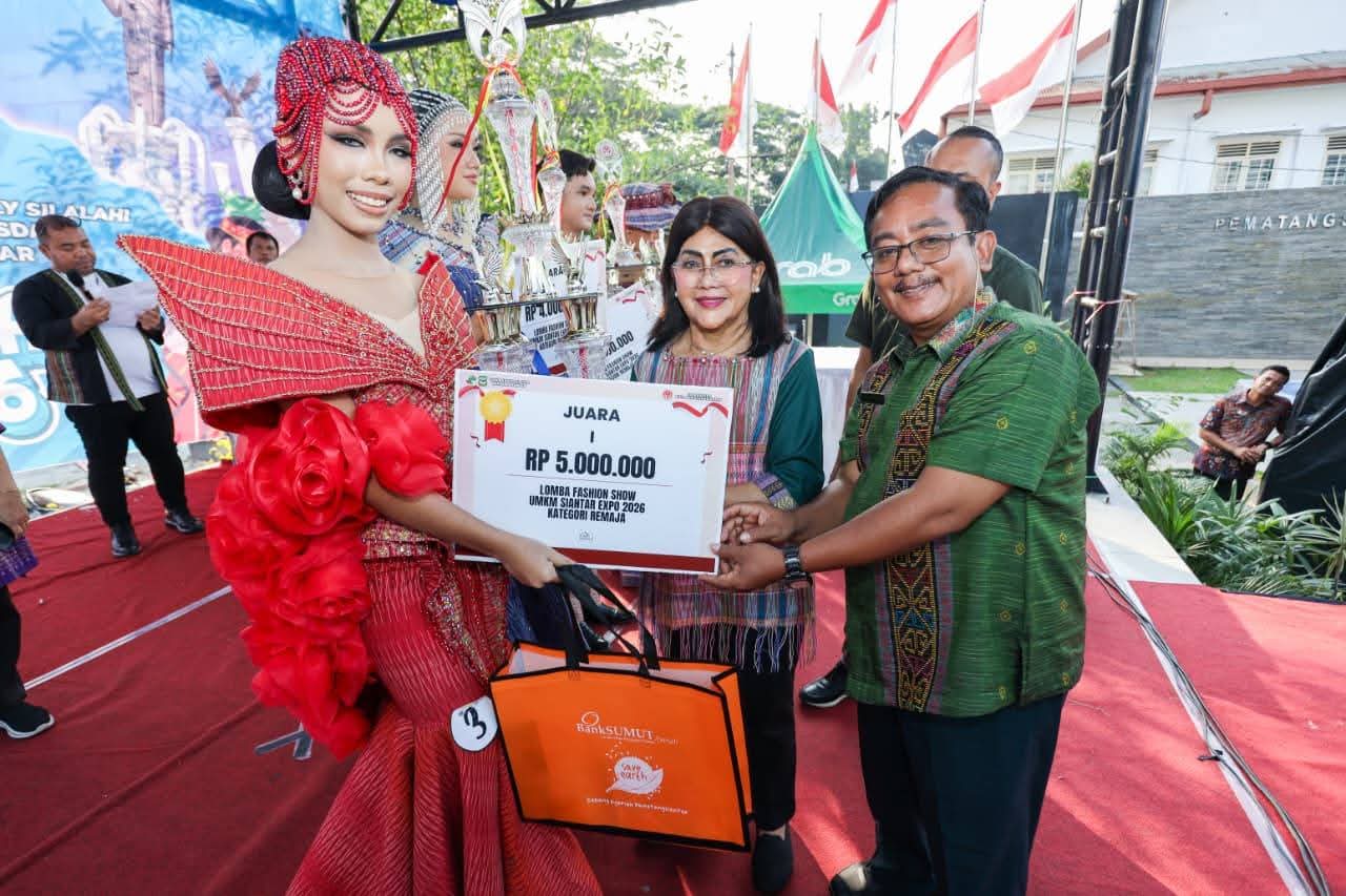 Ketua Dekranasda Ny Liswati Tutup UMKM Siantar Expo 2026, Serahkan Hadiah dan Piala kepada Pemenang Lomba