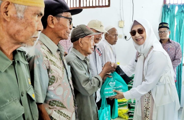 Bulan Ramadhan Penuh Berkah, TP PKK dan DWP Kabupaten Simalungun Berbagi Sembako