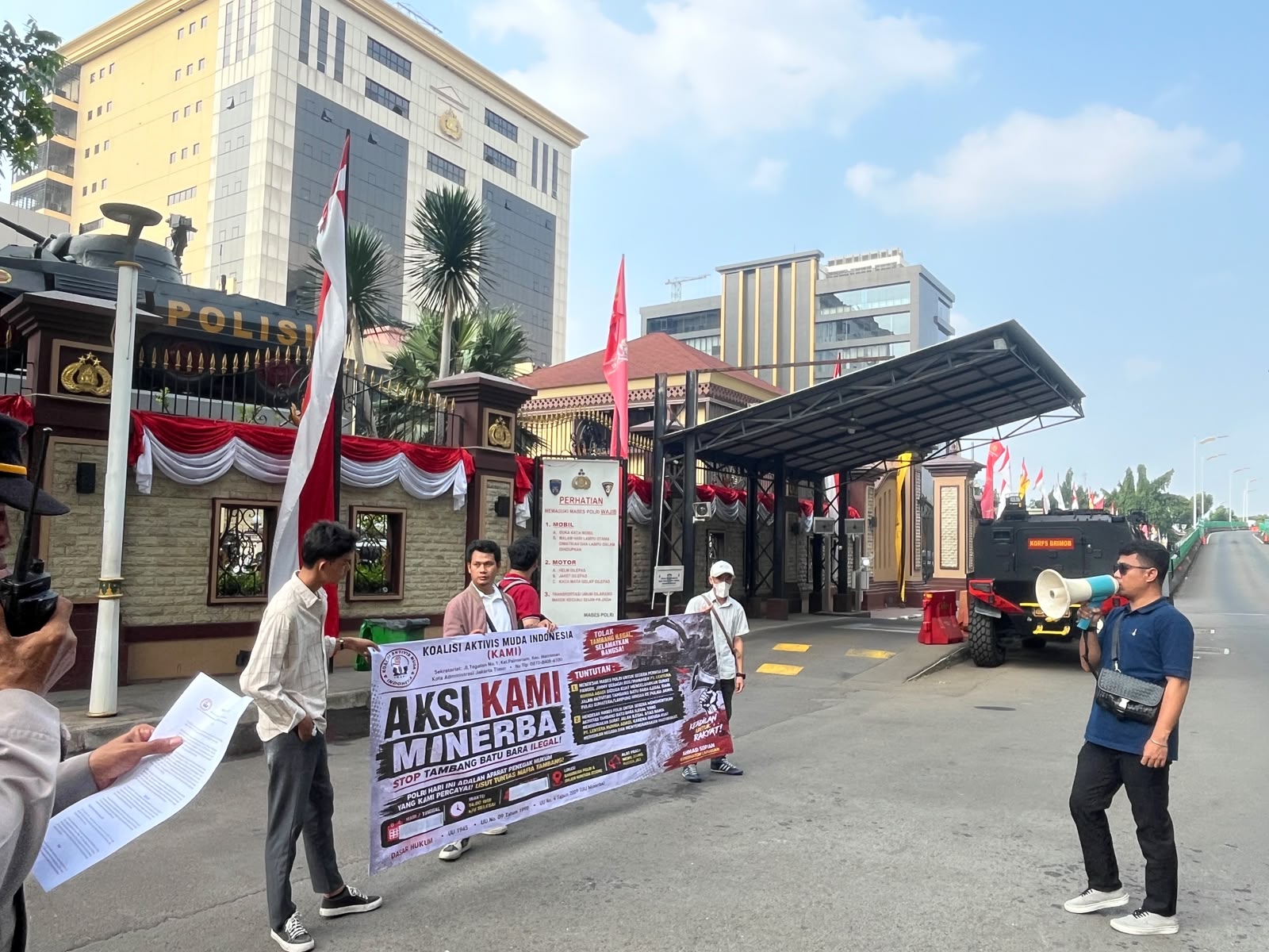 KAMI Menggelar Aksi di depan Mabes Polri, Desak Bos/Meneger PT Lentera Kurnia Abadi dan Laskita Buana di periksa, Maraknya Pengangkutan Batu Bara Ilegal dri pulau Sumatera/Lampung hingga Pulau Jawa