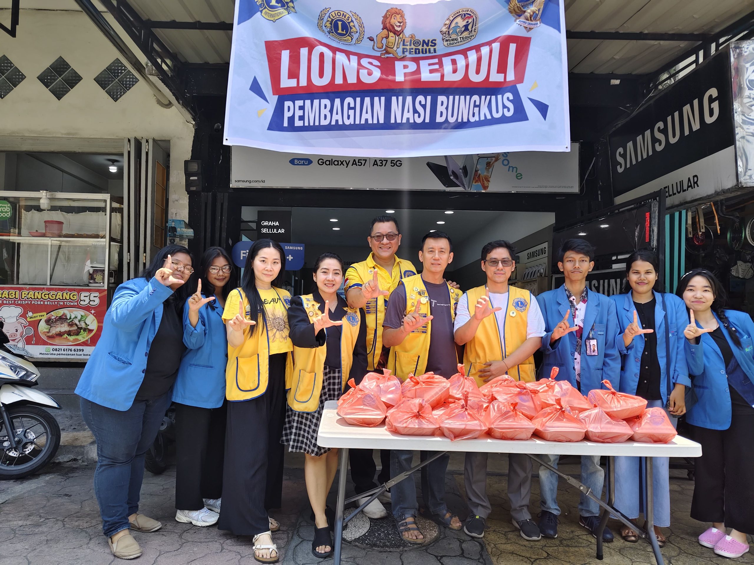 Lions Club Pematangsiantar Bagikan Nasi Bungkus Gratis bagi Warga di Jalan Merdeka