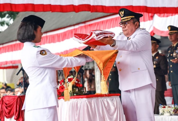 Wali Kota Wesly Inspektur Upacara Peringatan Detik-detik Proklamasi, Syalomita Jessica Hasayangan Pardede Bawa Baki Bendera Merah Putih