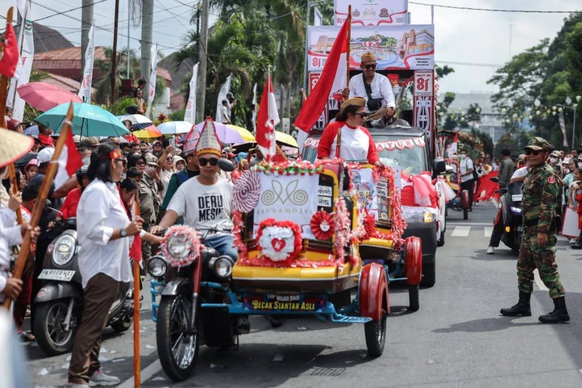 Wali Kota Wesly Lepas Peserta Karnaval Merah Putih, Dimeriahkan Mobil Hias dan Marching Band