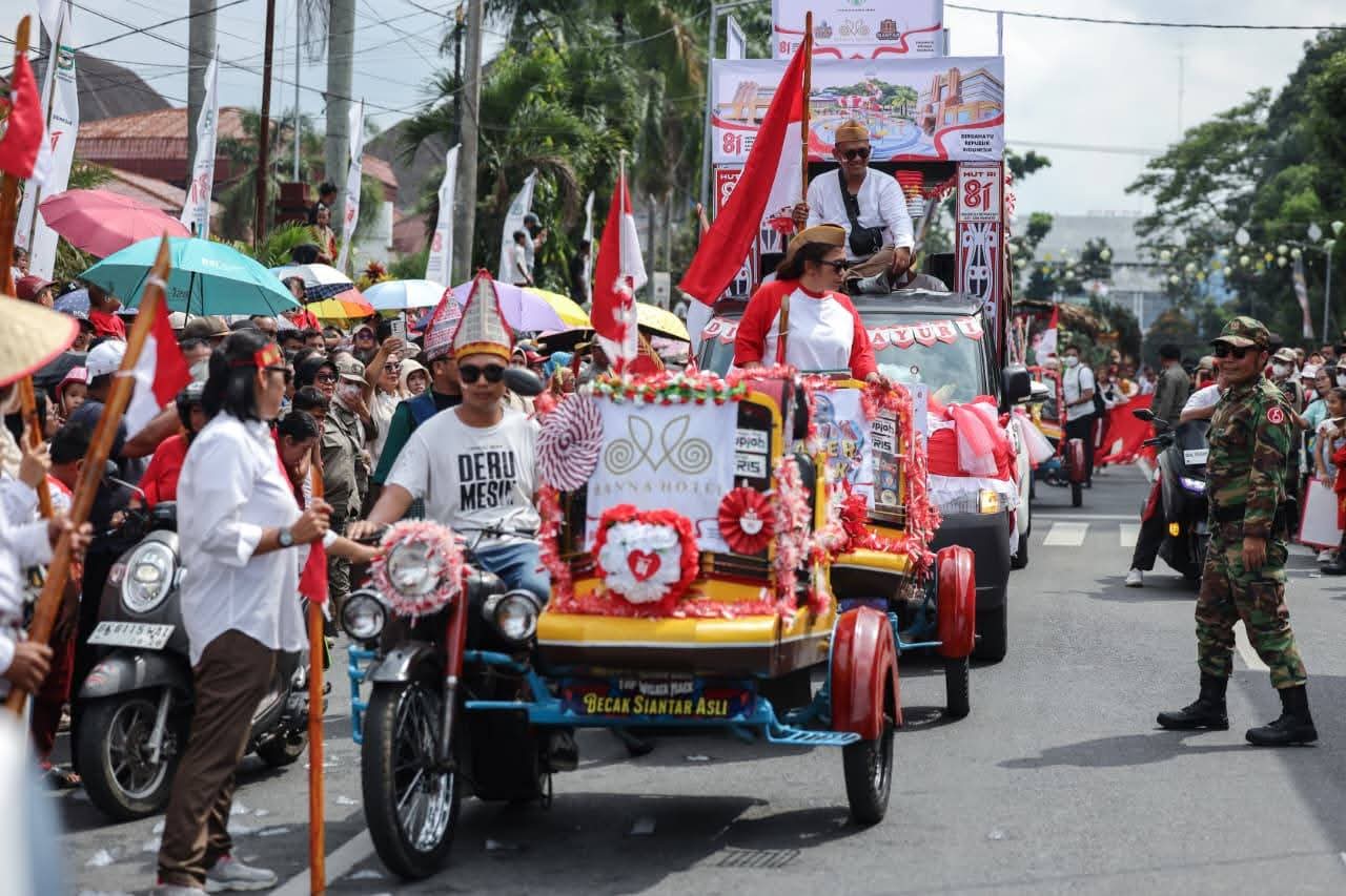 Wali Kota Wesly Lepas Peserta Karnaval Merah Putih, Dimeriahkan Mobil Hias dan Marching Band
