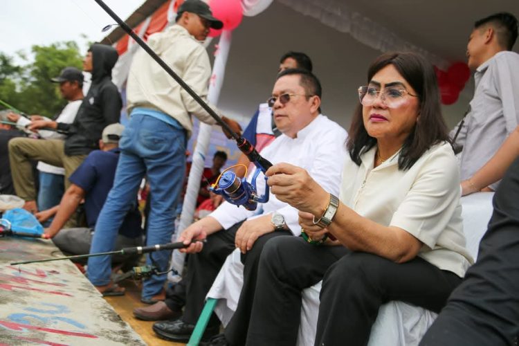 Lomba Mancing Bareng Wali Kota Wesly, Ketua TP PKK Ny Liswati Raih Juara 4
