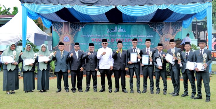 Hadiri Wisuda Santri Ponpes Modern Al-Kautsar, Bupati Simalungun Dorong Lahirnya Generasi Masa Depan Cerdas Secara Intelektual
