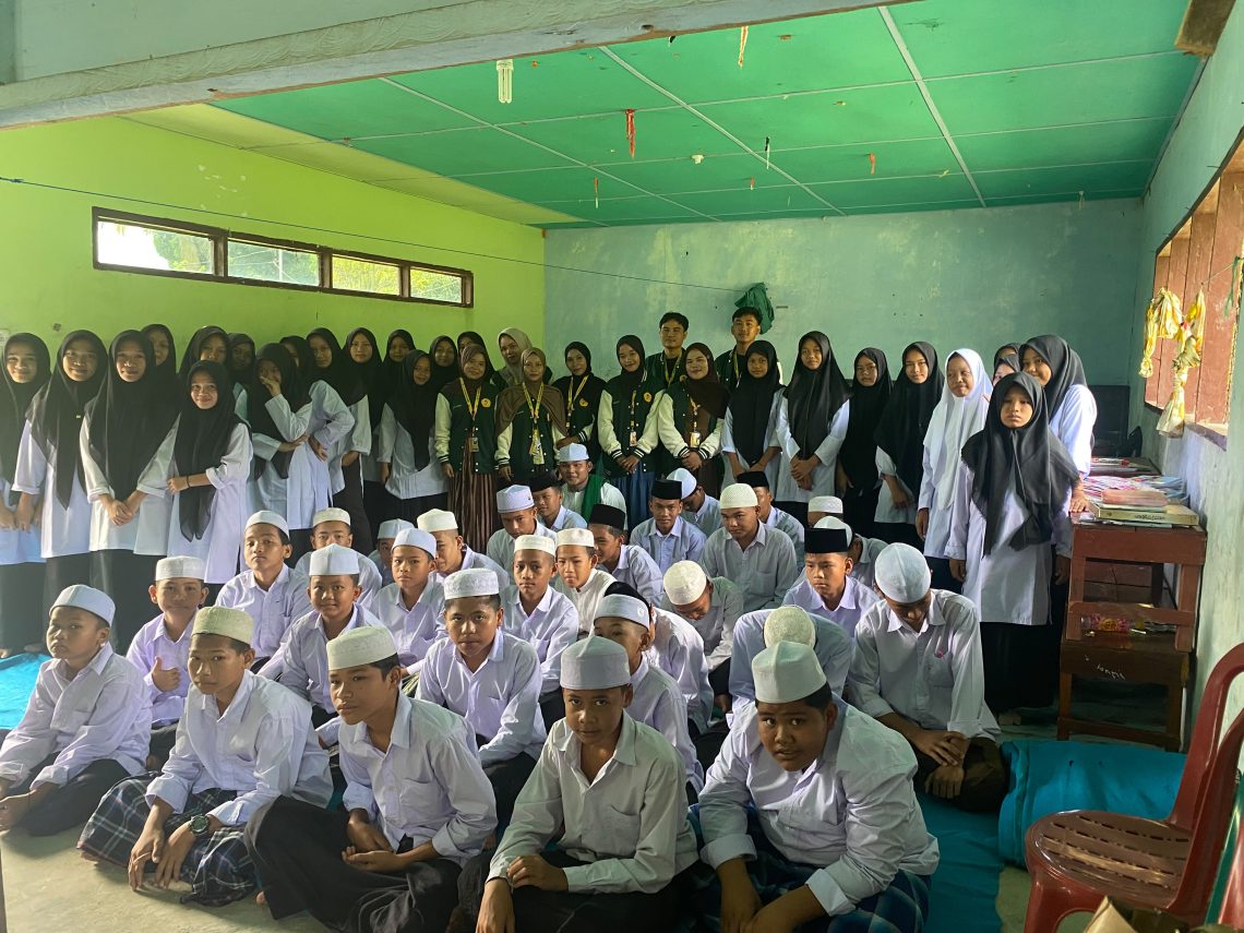 Bangun Kesadaran Digital Sejak Dini, Mahasiswa KKN Kelompok 5 ITS Paluta Edukasi Santri tentang Cyber Bullying dan Keamanan Data Pribadi