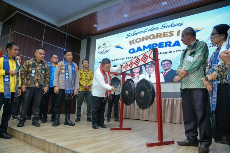 Wali Kota Wesly Pukul Gong Tanda Dibukanya Kongres I Gampera